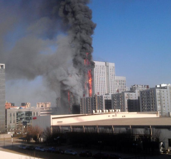 天津南開(kāi)區(qū)華苑鑫茂科技園一高層突發(fā)大火